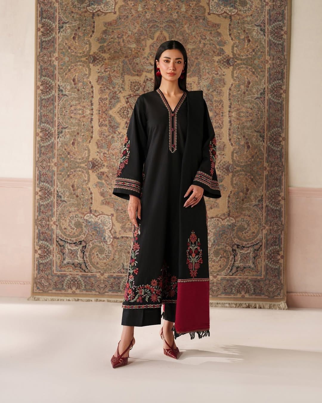 BRAND NAME* BAROQUE 

_WEAR BY THE GORGEOUS ACTRESS
