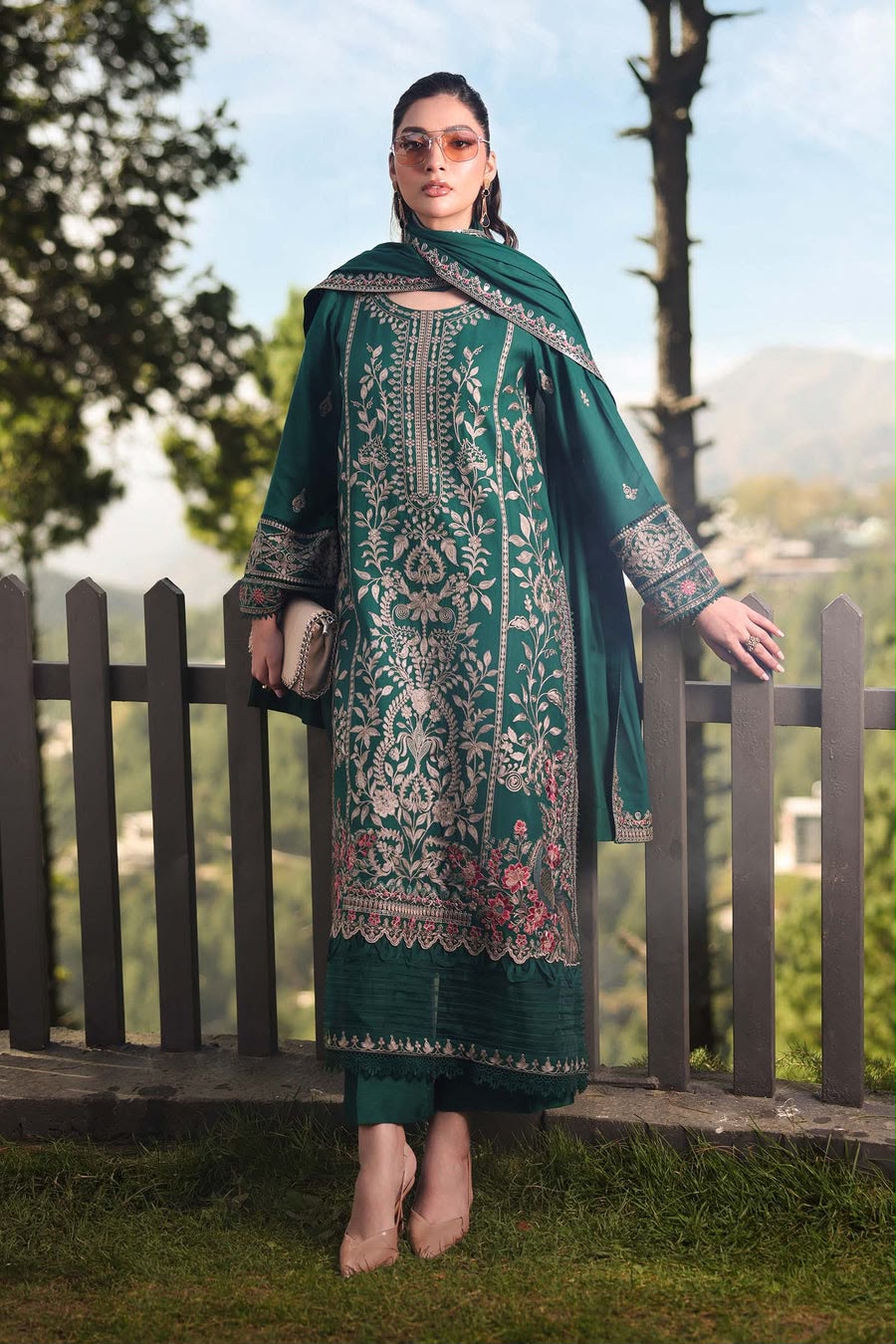 MARIA B (PREMIUM VERSION)
WEAR BY THE GORGEOUS ACTRESS